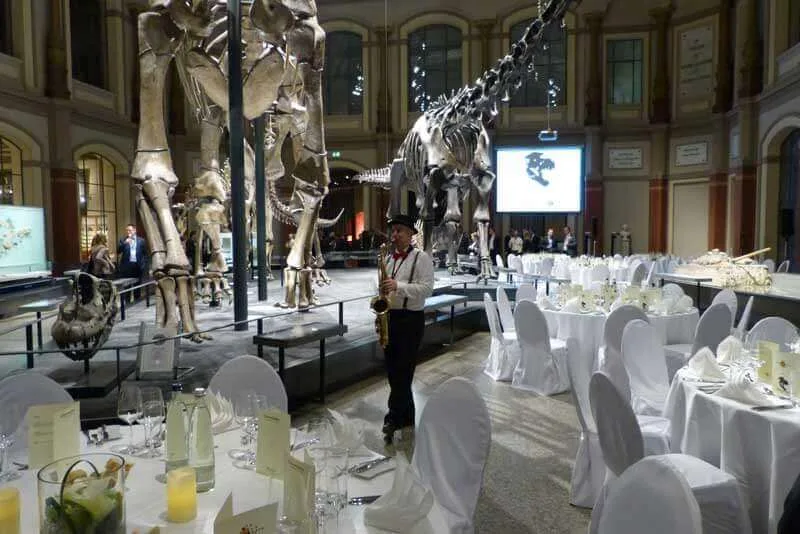saxophonist spielt zum dinner in berlin