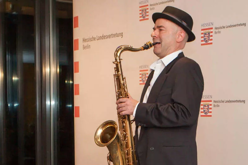Saxophonist spielt in Landesvertretung Hessen Berlin
